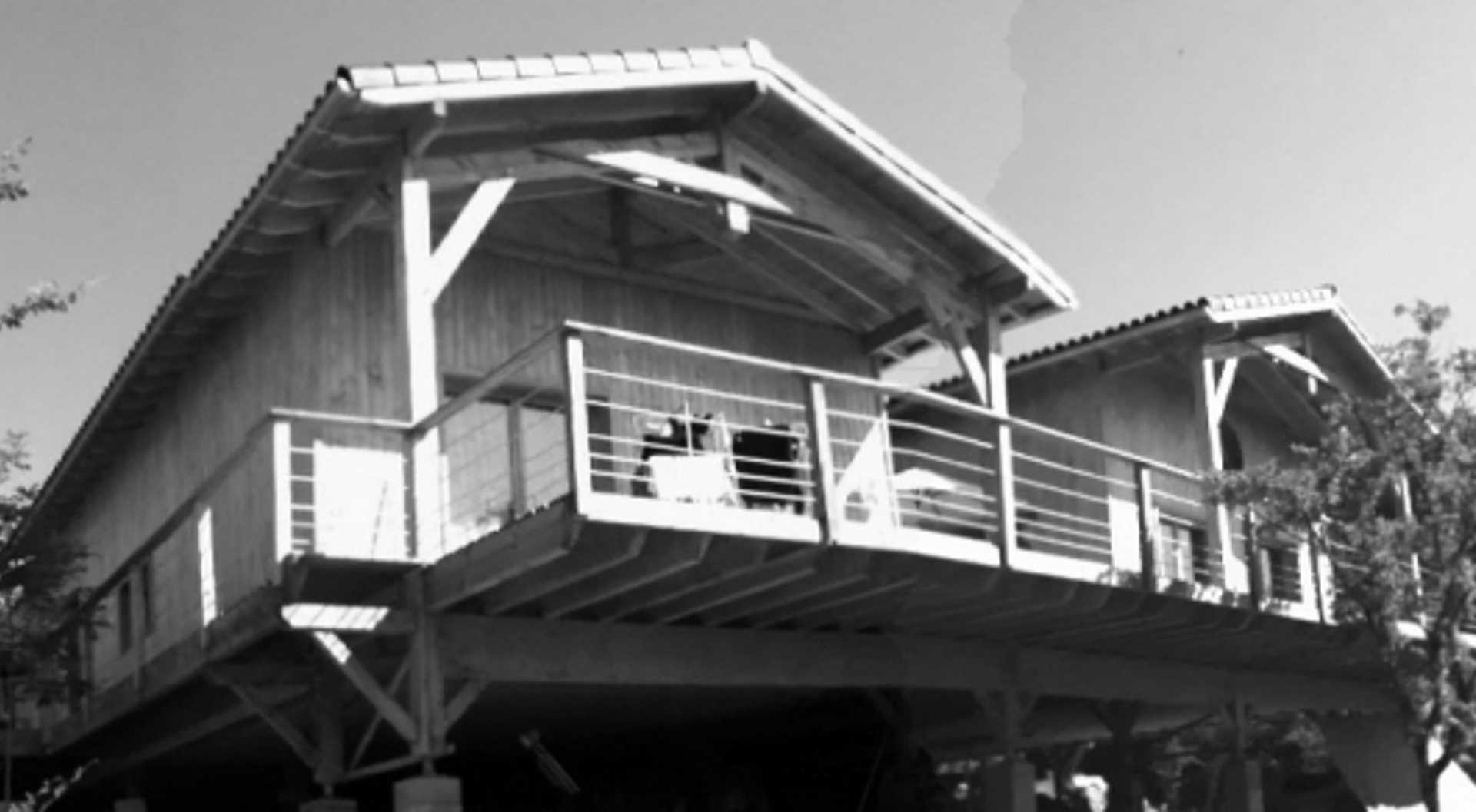 Maison contemporaine à ossature bois, façade enduit et bardage