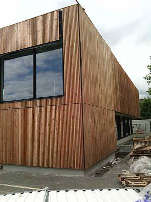 Bâtiment professionnel avec toiture plate